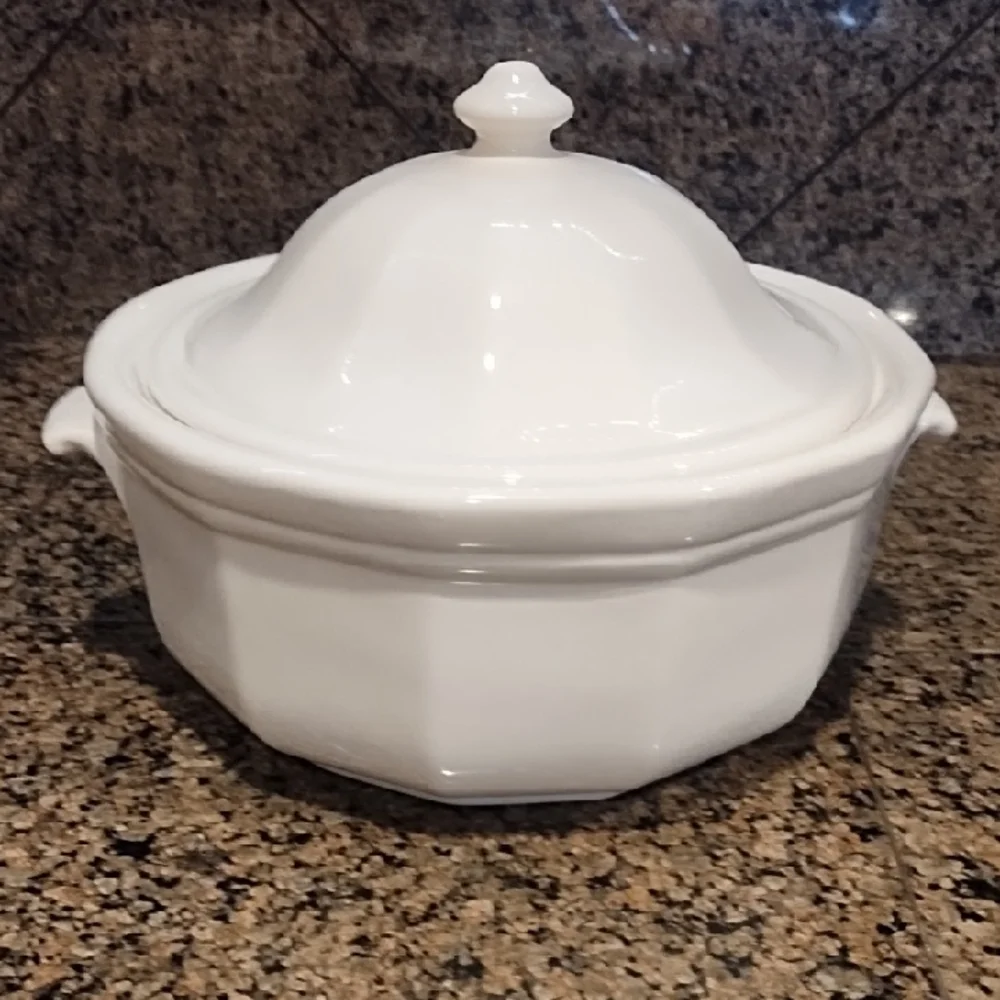 Pfaltzgraff Heritage White 2-quart covered casserole dish White Ceramic Lidded